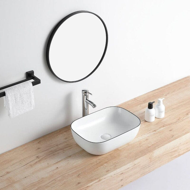 Lavabo blanco brillante borde negro sobre encimera cerámico CUARTO 45,5 x 32,5 cm - Entorno baño